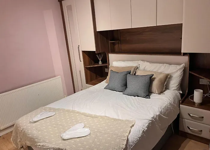 Sleeps 5 - Free Parking Wifi Near Airport & *