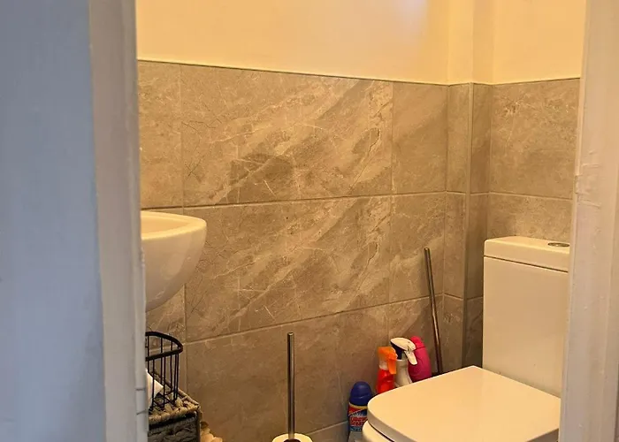 Sleeps 5 - Free Parking Wifi Near Airport & 펜션 맨체스터