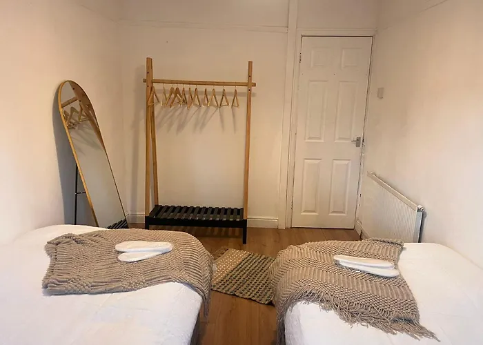 Sleeps 5 - Free Parking Wifi Near Airport & 맨체스터