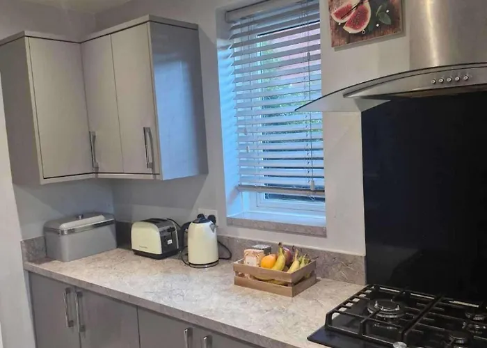 Sleeps 5 - Free Parking Wifi Near Airport & * 맨체스터