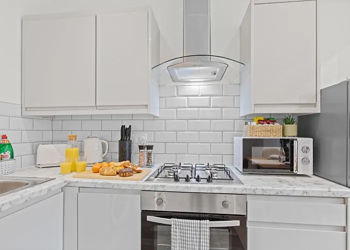 Cosy Stylish 5-bed 3-bath, With Free Wi-fi, Garden And Parking Сasa de vacaciones