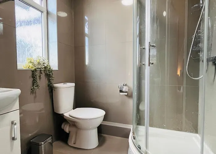 Stylish 5br 5ba In Salford Street Parking *