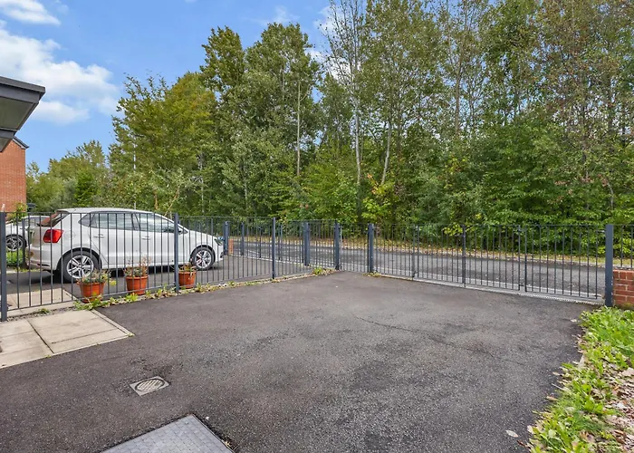 3 Bedroom House With 5 Beds And Parking 18lw