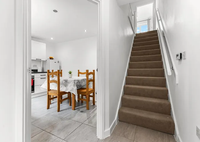 3 Bedroom House With 5 Beds And Parking 18lw * Mánchester