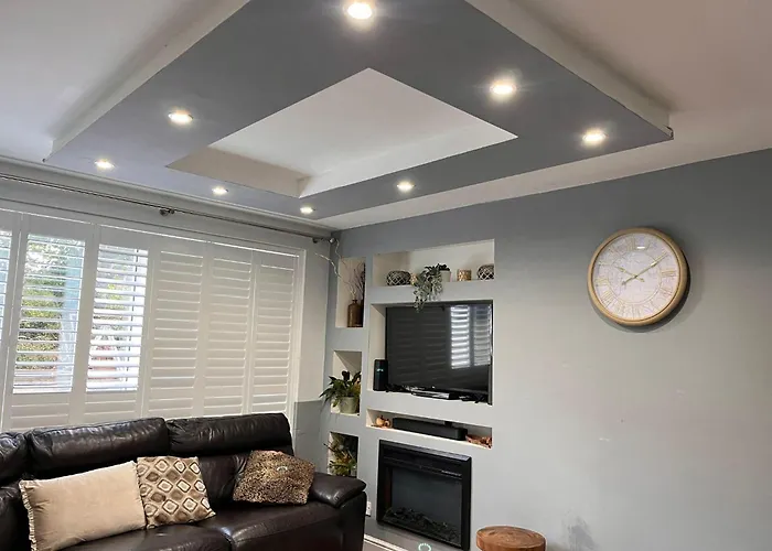 Sleeps 5 - Free Parking Wifi Near Airport & *