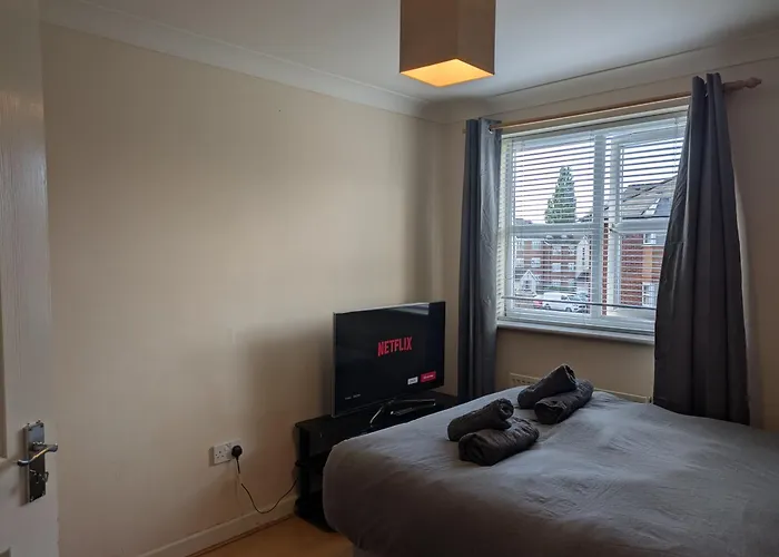 Habitación en casa particular Comfortable And Peaceful 2 Bedroom Flat With Shared Bathroom And Kitchen Close To Airport *