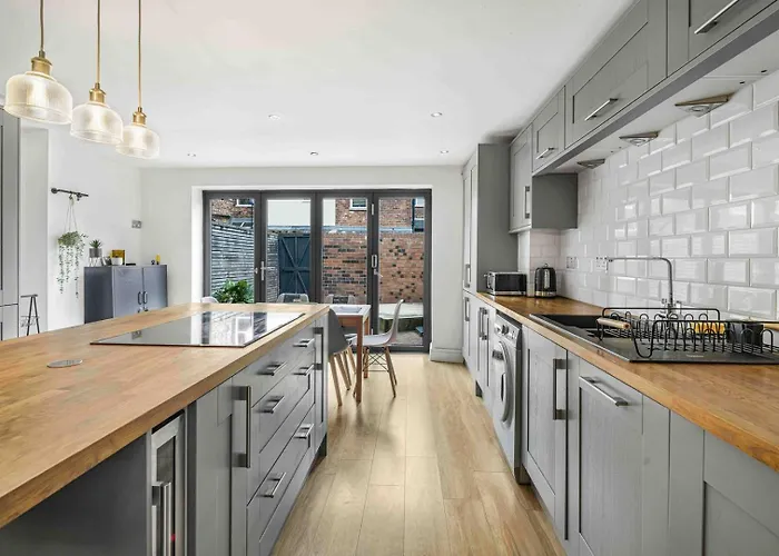 بيت ضيافة Guestready - Charming Retreat In Trafford