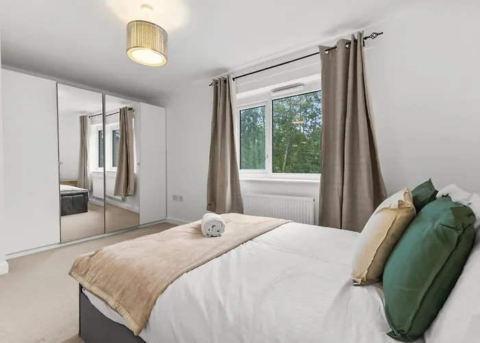 3 Bedroom House With 5 Beds And Parking 18lw Holiday home Manchester