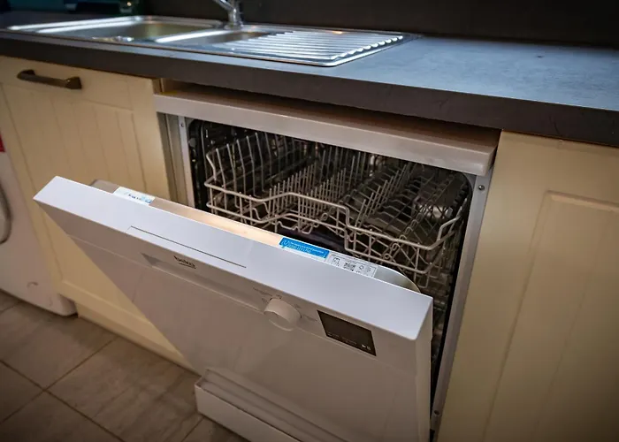 3 Bedroom House With 5 Beds And Parking 18lw