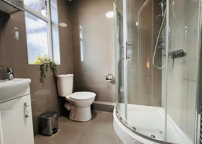 Сasa de vacaciones Stylish 5br 5ba In Salford Street Parking