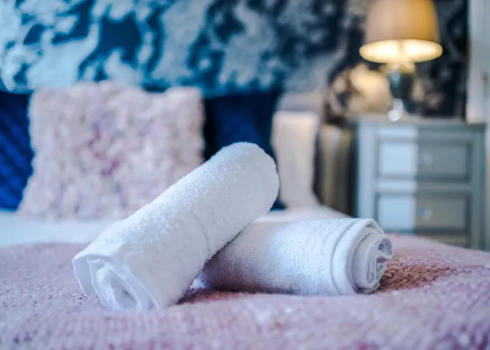 Spacious 4br With 3 Baths, Holiday home Manchester