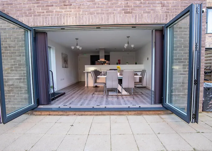 Luxury Deluxe - 4 Bedrooms - 6 Beds - 10 Guests - Private Parking - Contractors Welcome - Trafford Stretford * مانشستر