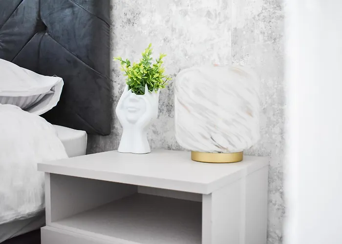 New 3 Bedroom Stylish With Drive & Garden 맨체스터