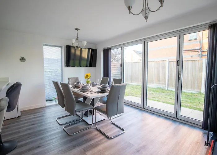 Luxury Deluxe - 4 Bedrooms - 6 Beds - 10 Guests - Private Parking - Contractors Welcome - Trafford Stretford شقة *