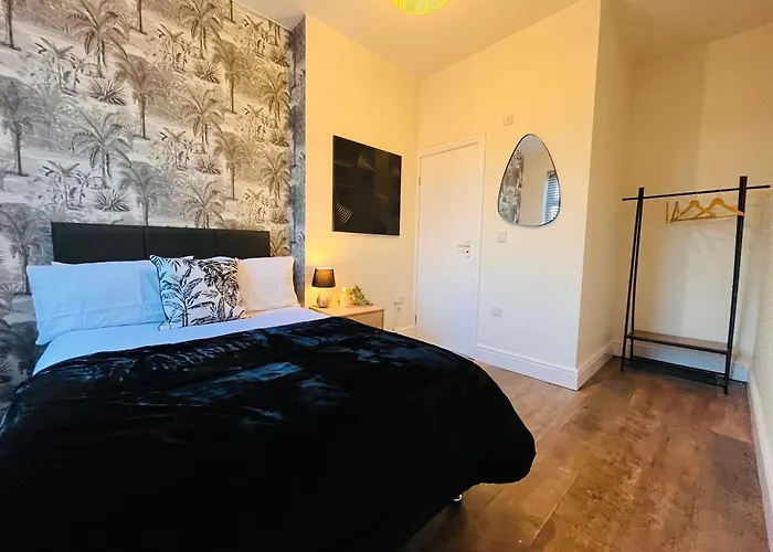 Stylish 5br 5ba In Salford Street Parking *