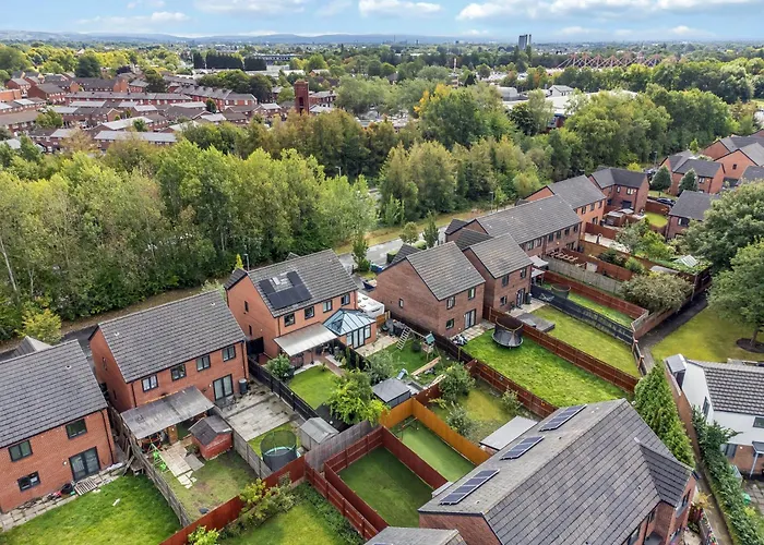 3 Bedroom House With 5 Beds And Parking 18lw Holiday home Manchester