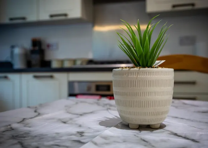 Holiday home 3 Bedroom House With 5 Beds And Parking 18lw