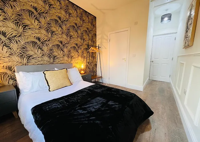 Stylish 5br 5ba In Salford Street Parking *