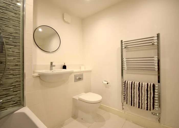 Modern 3br With Garden And Parking Mcr