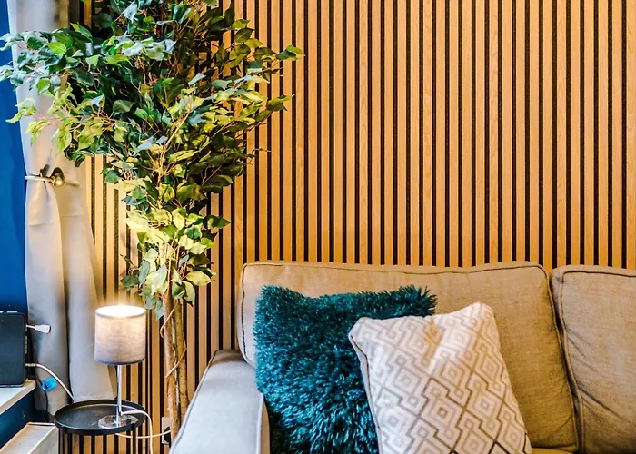 Stunning 5bed 3bath House, Parking,