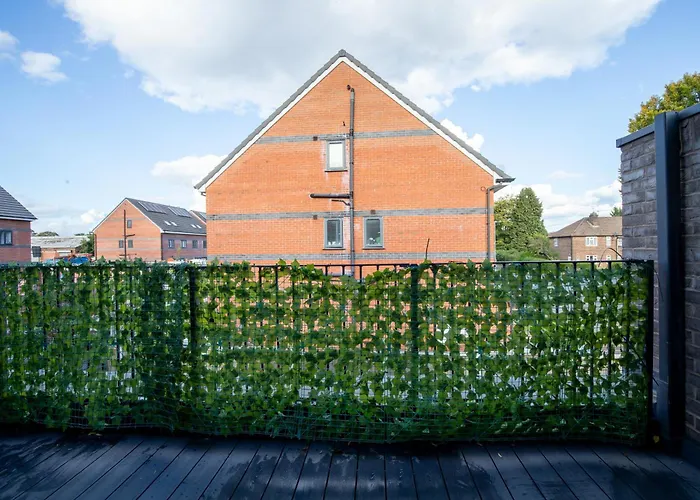 Luxury Deluxe - 4 Bedrooms - 6 Beds - 10 Guests - Private Parking - Contractors Welcome - Trafford Stretford