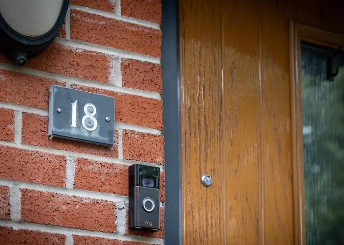 3 Bedroom House With 5 Beds And Parking 18lw