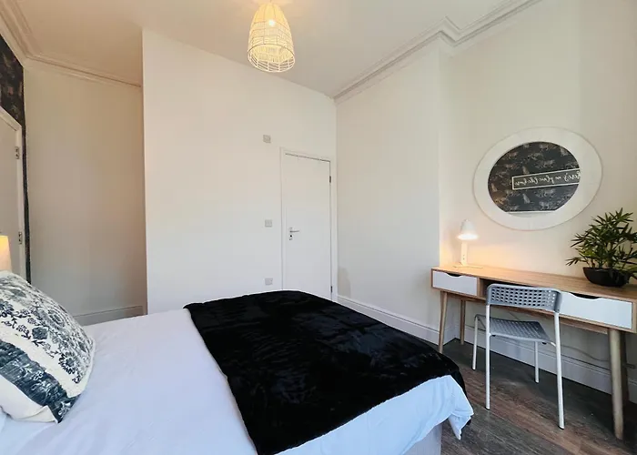 Сasa de vacaciones Stylish 5br 5ba In Salford Street Parking