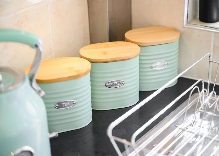 Bright And Cosy 3-bedroom Near - Free Parking - Sleeps 6