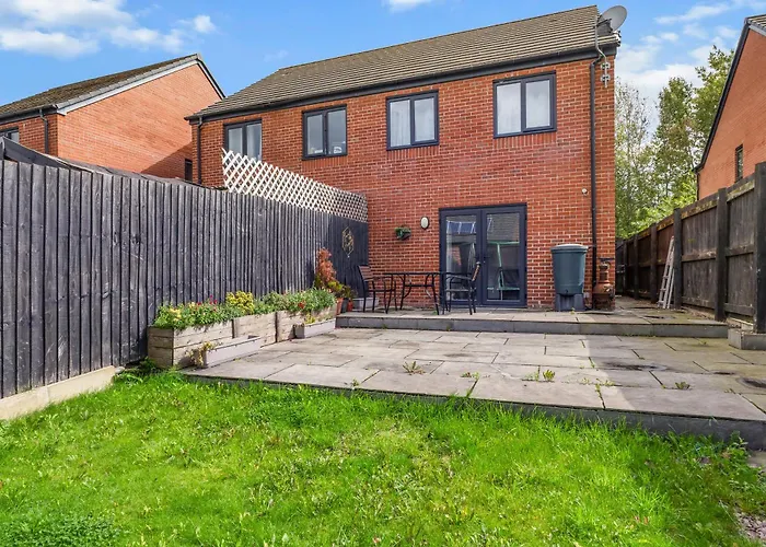 3 Bedroom House With 5 Beds And Parking 18lw Holiday home Manchester