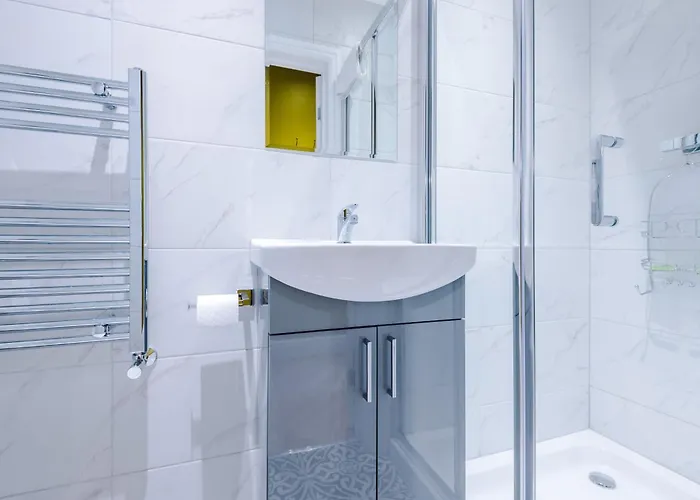 Stunning 5bed 3bath House, Parking, Feriehus