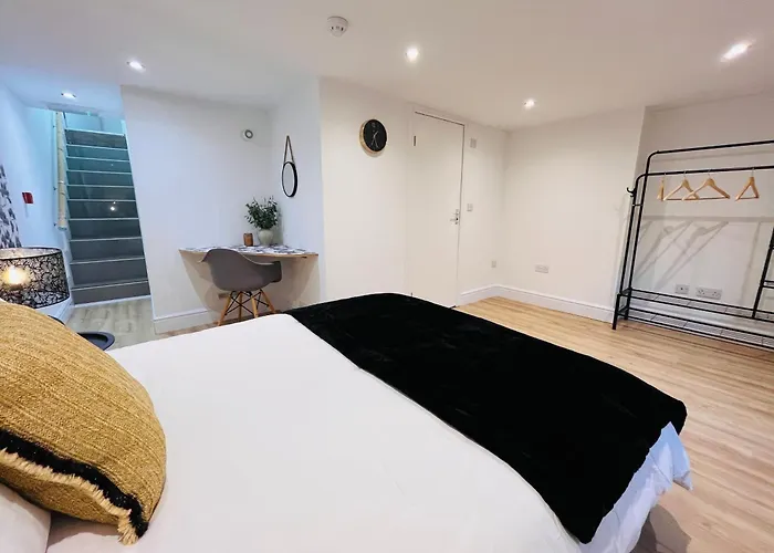 Stylish 5br 5ba In Salford Street Parking *