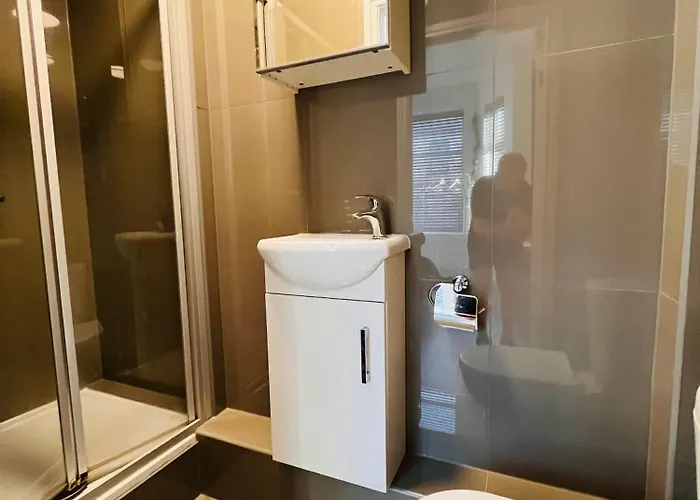 Сasa de vacaciones Stylish 5br 5ba In Salford Street Parking