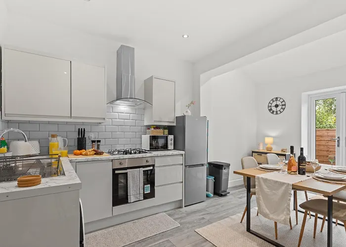 Cosy Stylish 5-bed 3-bath, With Free Wi-fi, Garden And Parking Сasa de vacaciones *