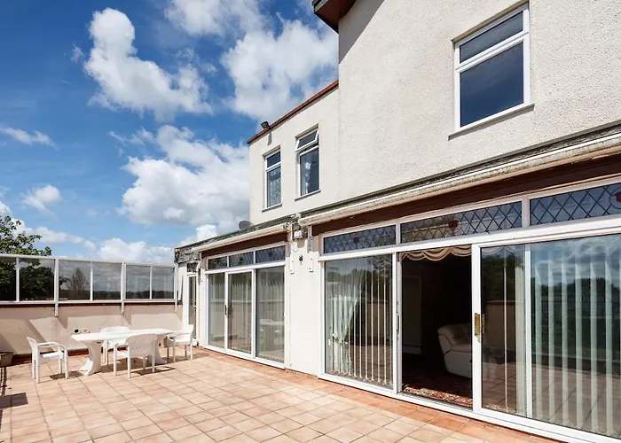 Beautiful 'mayfield' With Private Pool! Feriehus