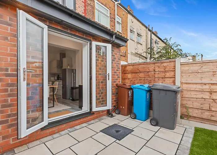 Cosy Stylish 5-bed 3-bath, With Free Wi-fi, Garden And Parking