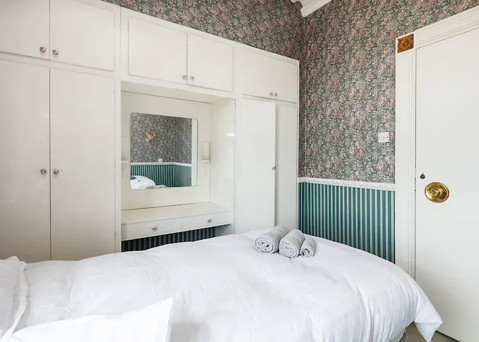 Beautiful 'mayfield' With Private Pool! Feriehus *