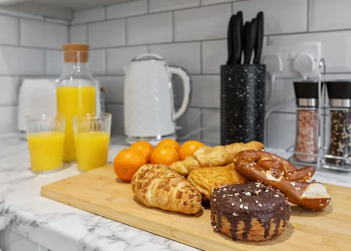 Cosy Stylish 5-bed 3-bath, With Free Wi-fi, Garden And Parking Сasa de vacaciones Mánchester