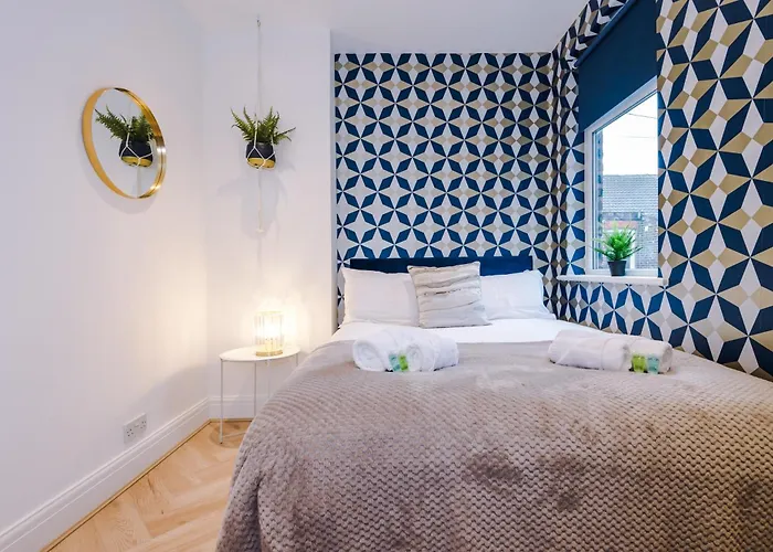 Stunning 5bed 3bath House, Parking, Feriehus *