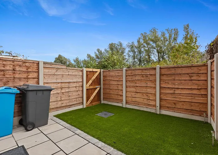 Cosy Stylish 5-bed 3-bath, With Free Wi-fi, Garden And Parking Mánchester