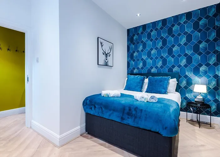 Stunning 5bed 3bath House, Parking, Feriehus *