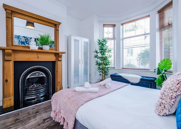 Spacious 4br With 3 Baths, Manchester