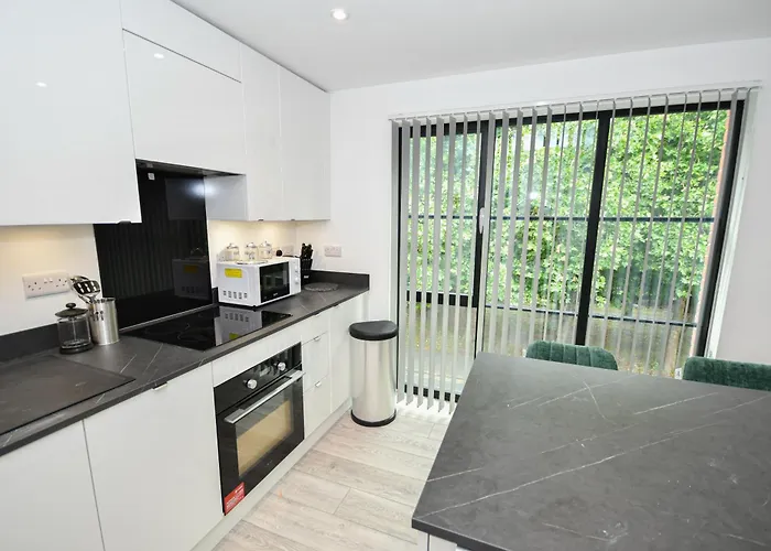 Modern 3br & 2ba With Free Parking, M4 *