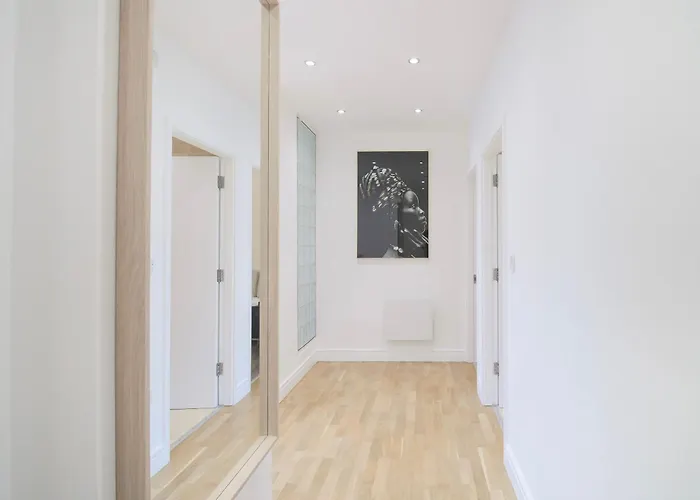 Large Centre Stylish And Spacious *