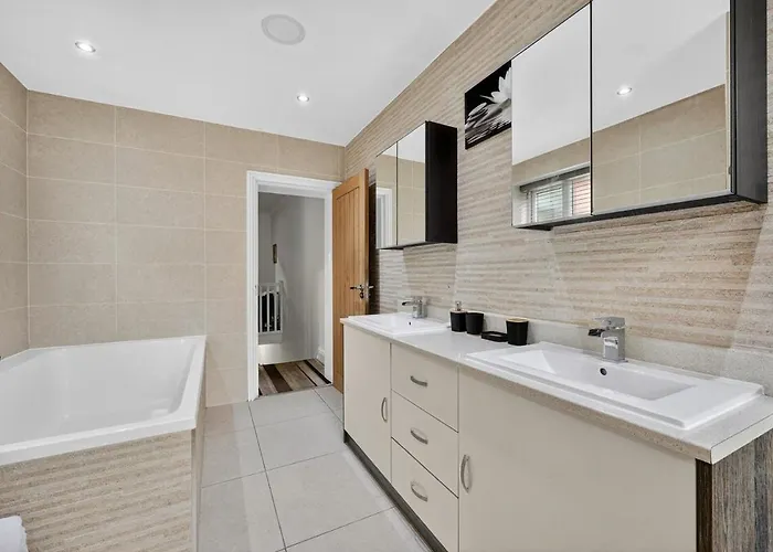 Four Bedroom House By Brookland Serviced Short Lets Salford With Free Wifi 맨체스터