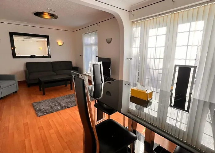 Stylish To Rent 100m From The Etihad And Coop Live *