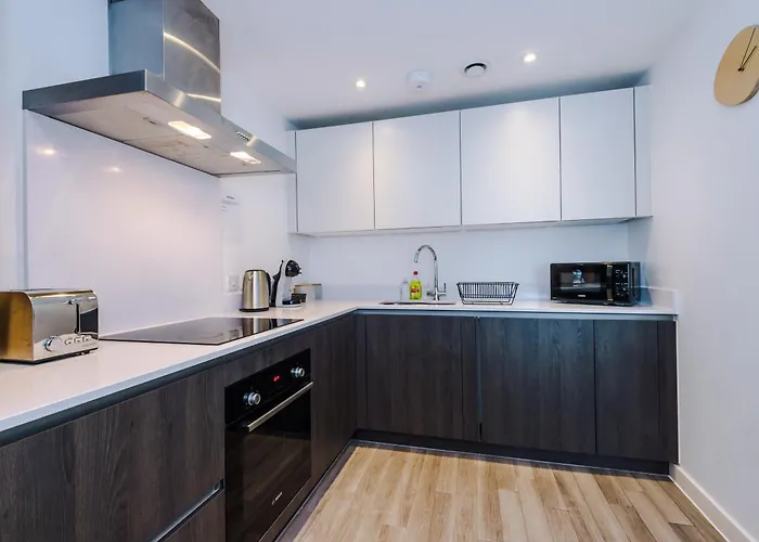 Stylish Two Bedroom With Balcony