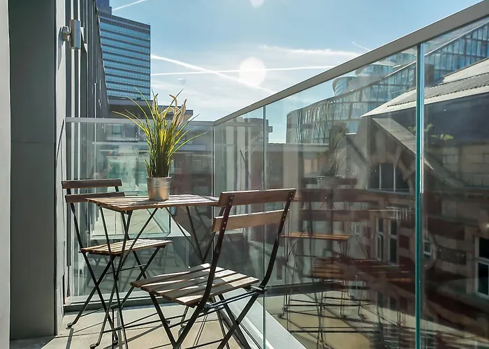 Apartment Stylish Two Bedroom With Balcony Manchester