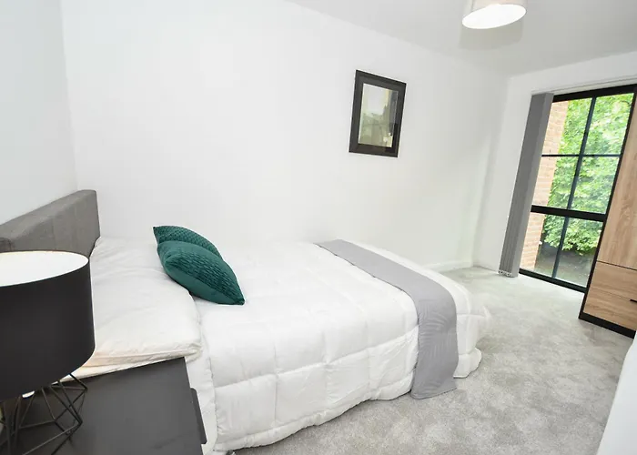 Modern 3br & 2ba With Free Parking, M4