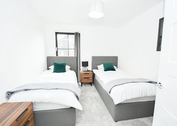 Modern 3br & 2ba With Free Parking, M4