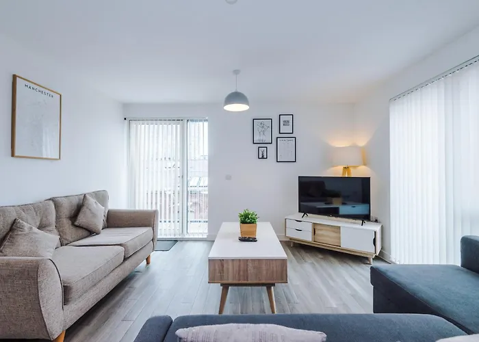 Stylish Two Bedroom With Balcony *